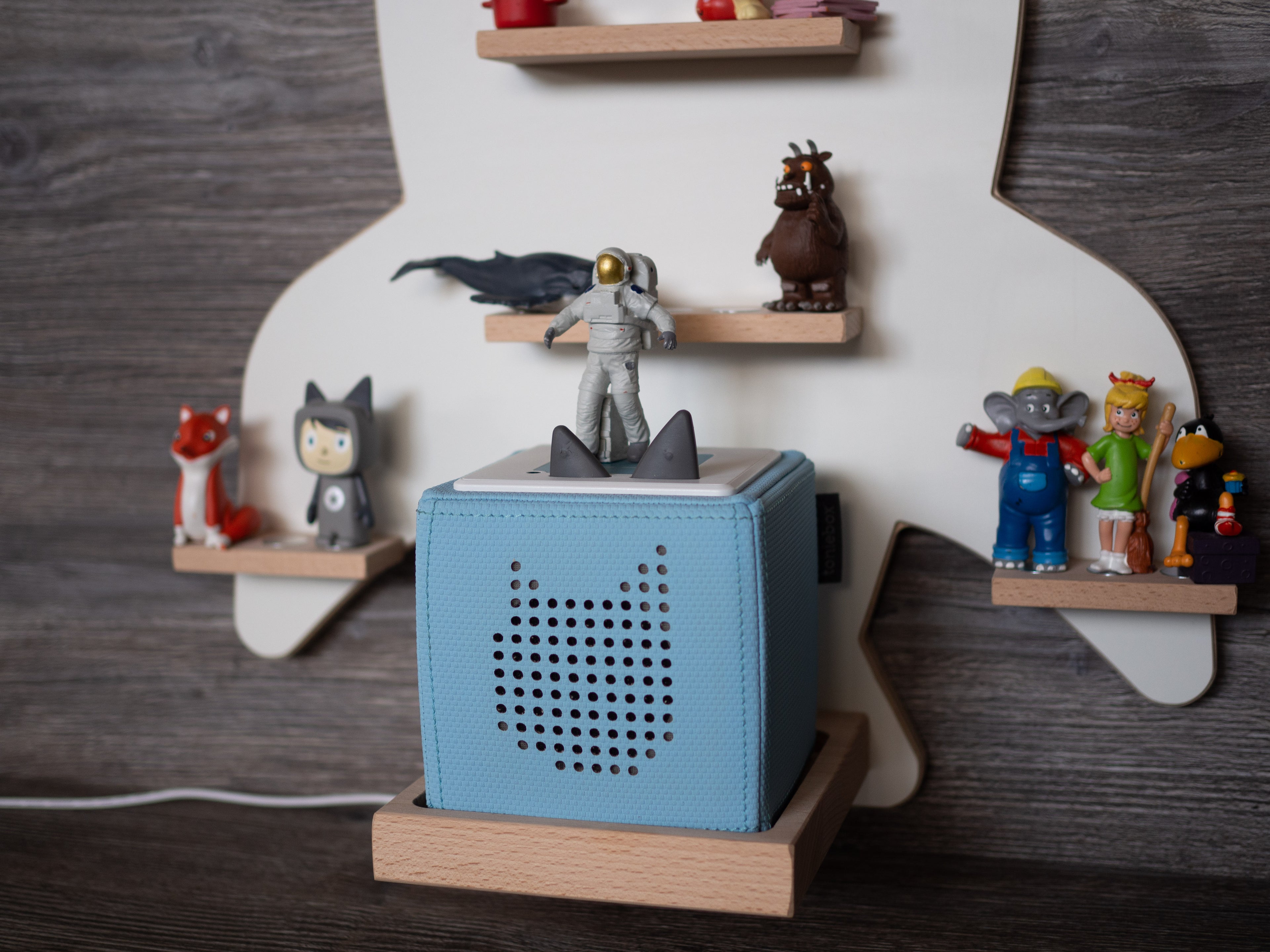 Toniebox blau mit Tonie-Astronaut im Raketen Regal