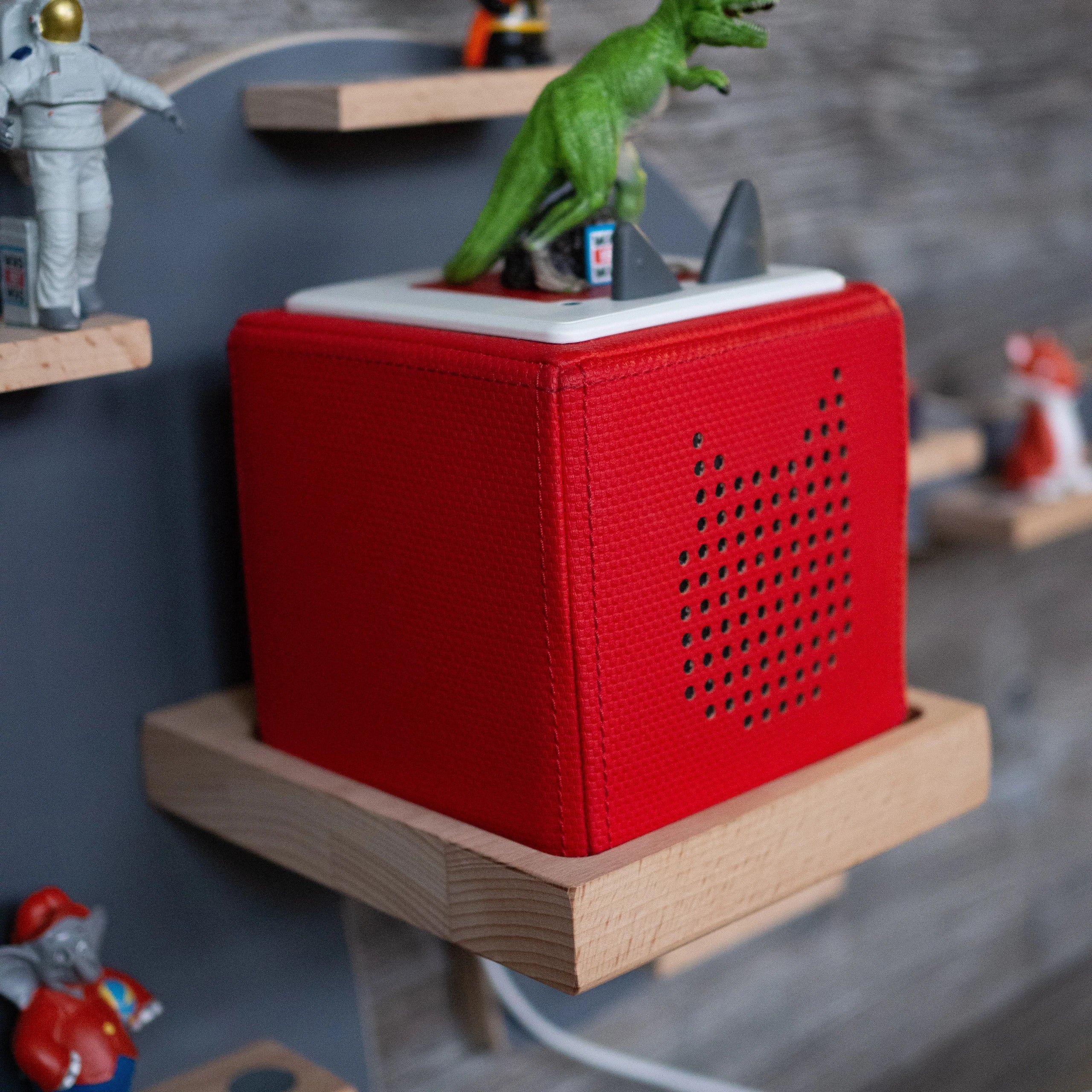 Rote Toniebox mit Dino Tonie im Dino-Regal